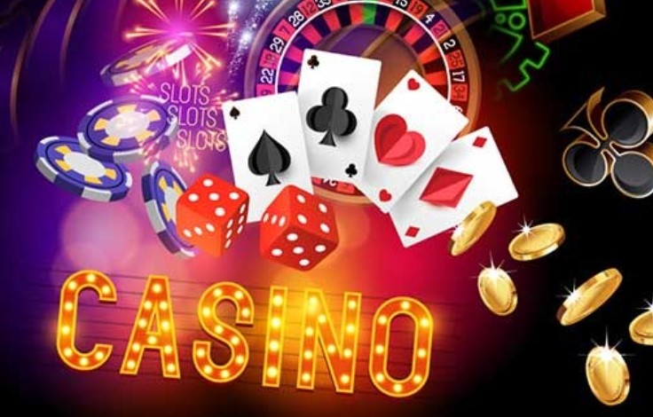 Casino i lysende bokstaver, kort, chips, terninger og fyrverkeri.